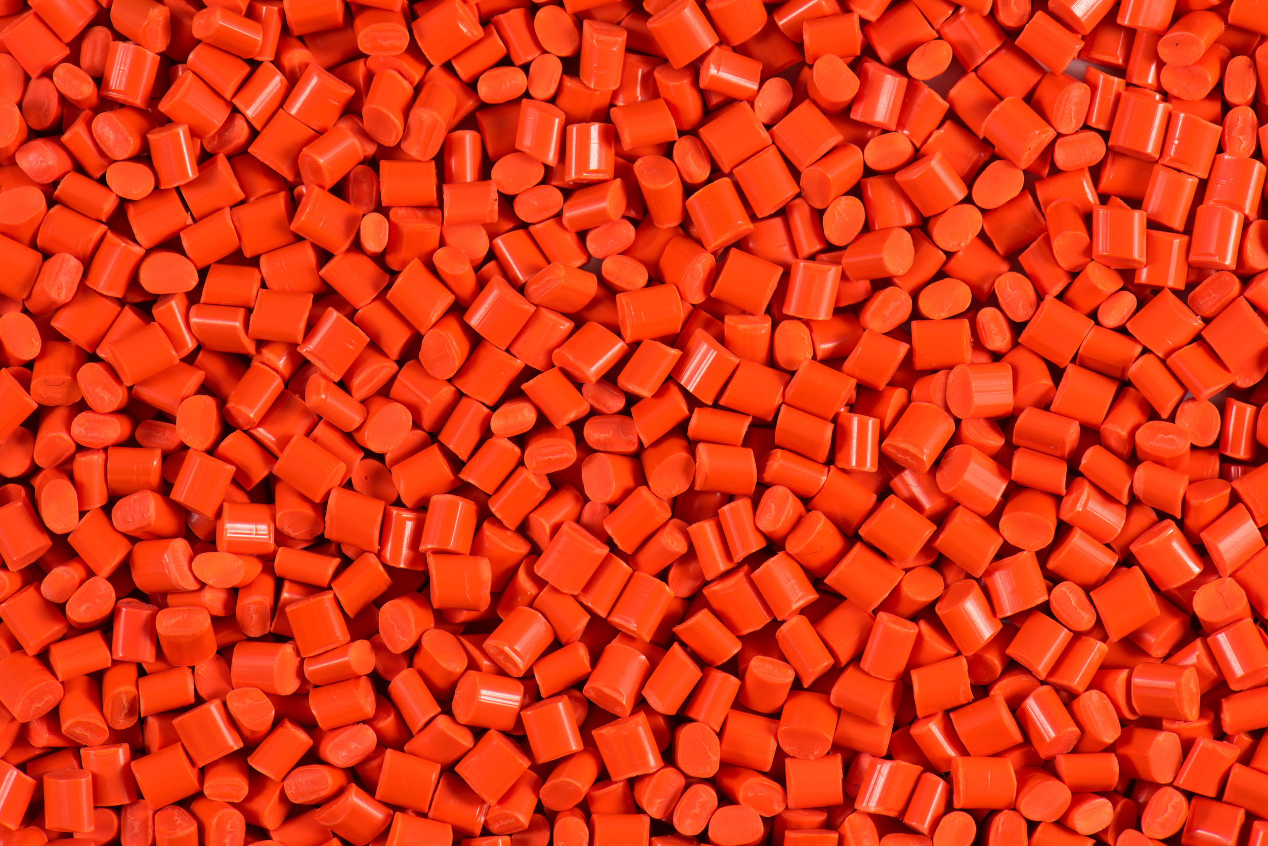 Red/orange dyed granules for injection moulding process